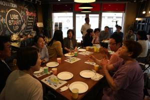 写真：うべ暮らし交流カフェで参加者がテーブルを囲んでの談笑1