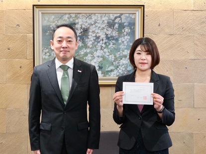 写真：市長と熊田隊員