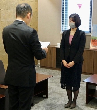 写真：市長応接室で市長から委嘱状交付