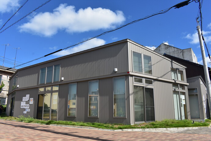 施設外観の写真。