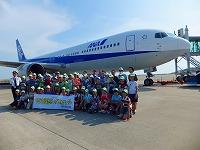 写真：飛行機と記念撮影