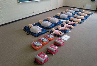 写真：訓練用AEDと心肺蘇生訓練用人形（成人用）（幼児用）（乳児用）