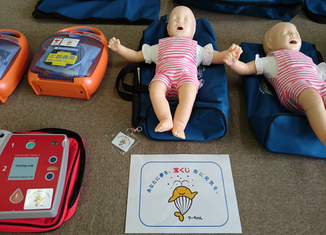 写真：訓練用AEDと心肺蘇生訓練用人形（乳児用）