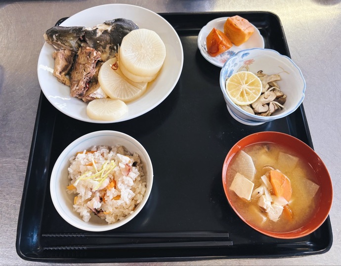 たこ飯、ぶりあら大根、きのこレンチン酒蒸し、みそけんちん汁