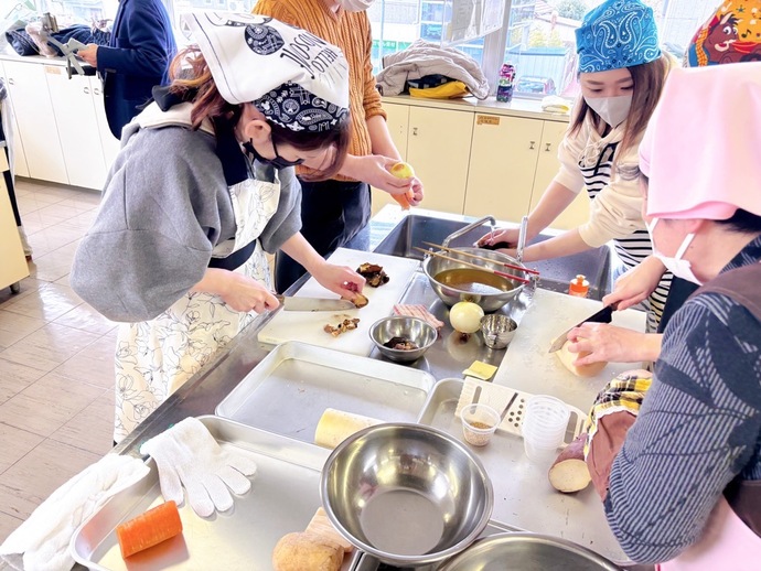 写真:料理中の様子