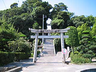 写真：しょうごう八幡宮の鳥居。正面に階段。右に上り坂があります。