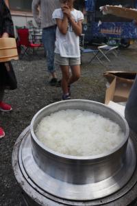 写真：うべ暮らし交流カフェを屋外で開催した際にかまどで炊かれたご飯の様子