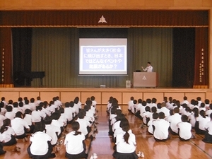 写真：藤山中学校体育館での授業の様子1