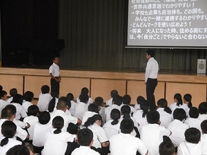 写真：藤山中学校体育館での授業の様子2