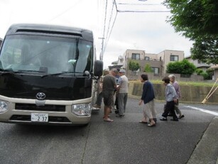 写真：高齢者がバスに乗り込む様子