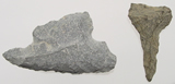写真：月崎遺跡から出土した石さじと石きり