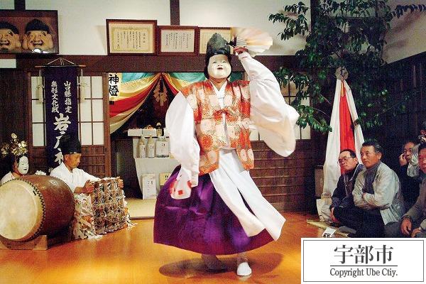 写真：岩戸神楽舞