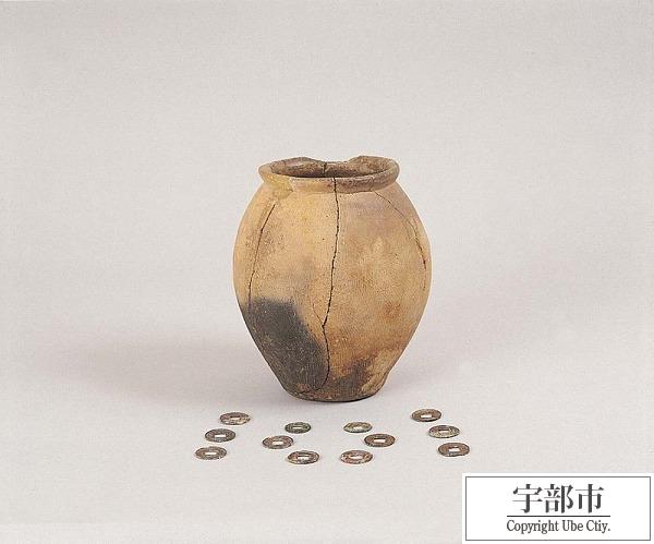 写真：沖ノ山出土の中国古銭及び埋納甕2