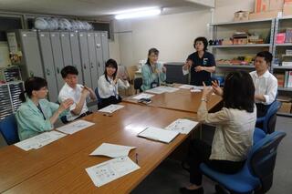 写真：職員手話学習会1