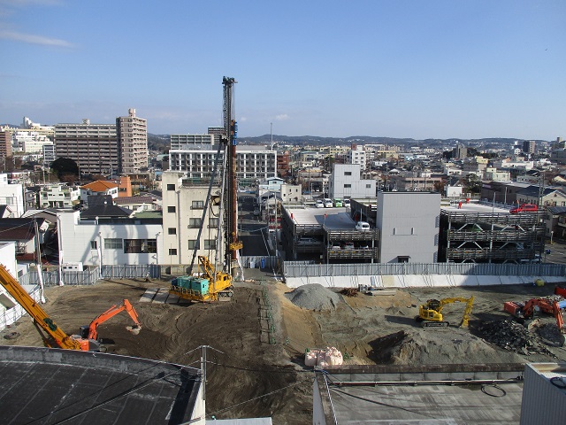 写真：山留の先行掘削工事の様子