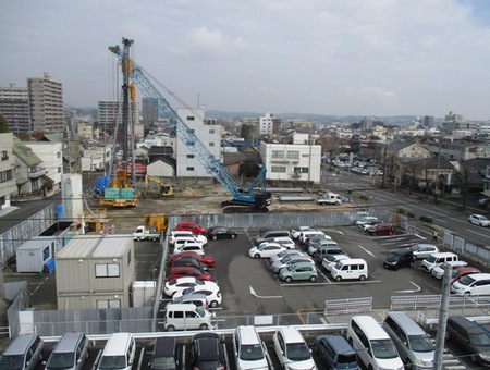 写真:立体駐車場杭打工事