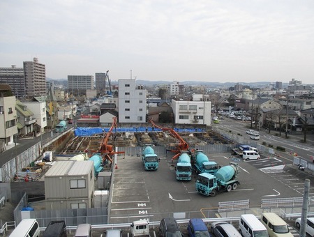 写真:立体駐車場基礎コンクリート打設工事