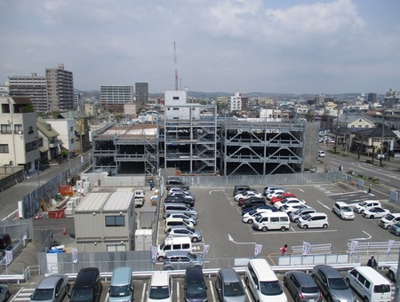 写真:立体駐車場鉄骨工事