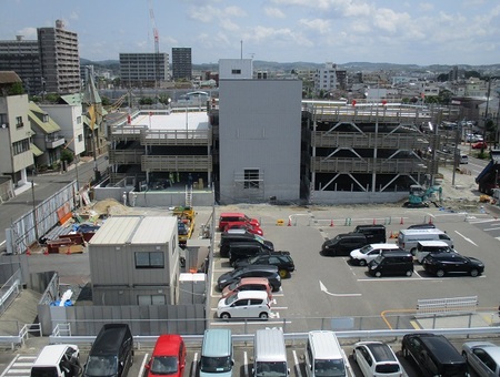 写真：立体駐車場外観