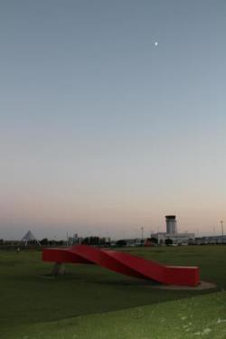 写真：作品10「空港と彫刻とお月さん」	