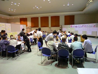 写真:意見を出し合う様子