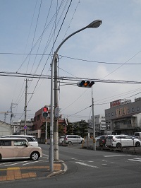 写真：株式会社松本電気商会様がスポンサーとなっている道路照明