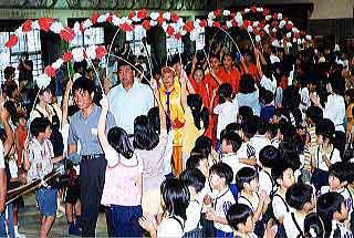 写真：岬小での交流の模様