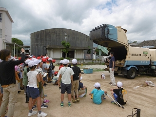 神原小学校パッカー車