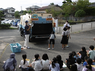 上宇部小学校パッカー車