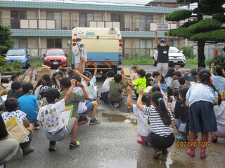 ゴミ収集車を生徒が見ている様子