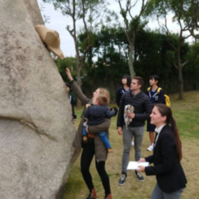 恩田運動公園で彫刻に触れて楽しむオセス選手