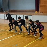 川上小体育館でオセス選手と一緒にかけっこに挑戦する児童