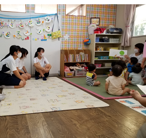 1歳児クラスで読み聞かせの様子を見学