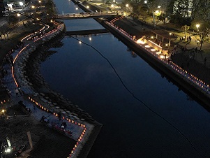 真締川にキャンドルが灯された景色を上空から撮影した写真