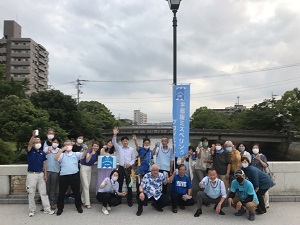 真締川で乾杯