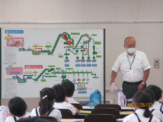 社会見学で講義を受けている様子