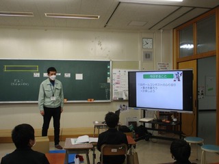 吉部小学校で授業をしている様子