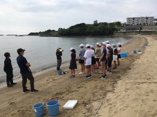 海岸でごみの話を聞いている様子