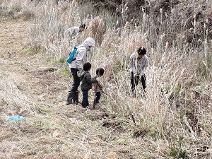 川を見る子供達