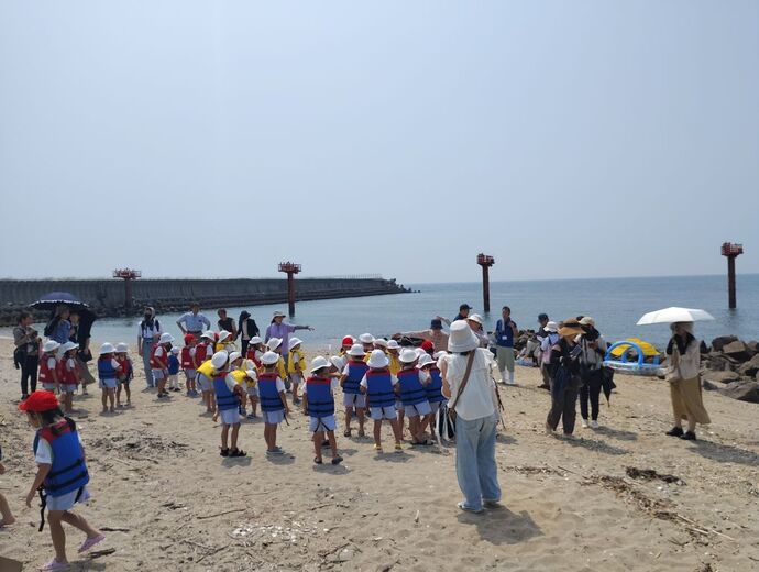 園児による稚エビ放流1