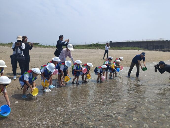 園児による稚エビ放流2