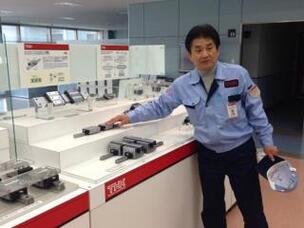 写真：製品の案内をしている様子