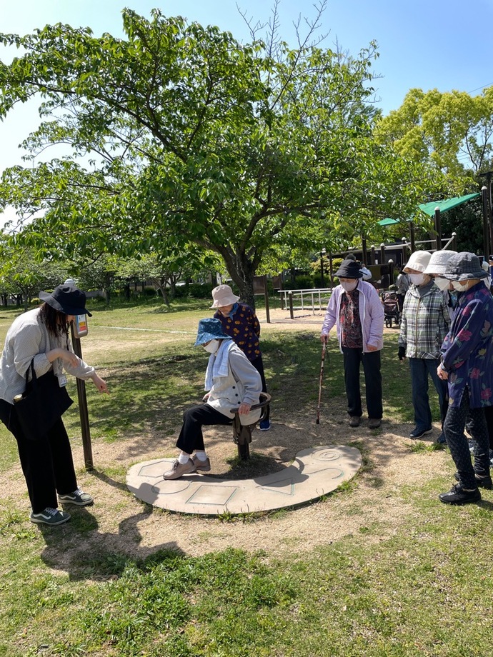 足で模様をなぞる