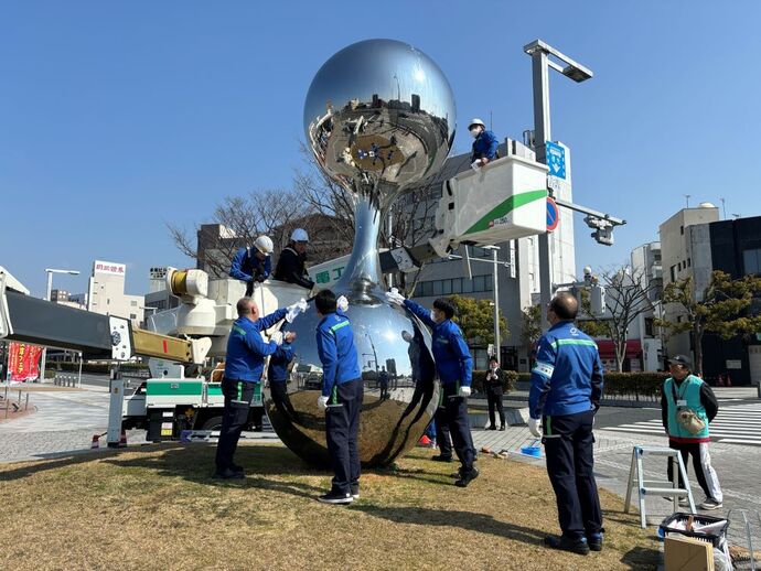 第35回彫刻清掃の風景　シンボルロードに設置されているSeed 増殖を清掃している様子