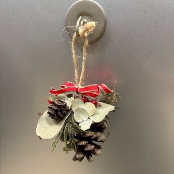 松ぼっくりでクリスマスオーナメントをつくろう