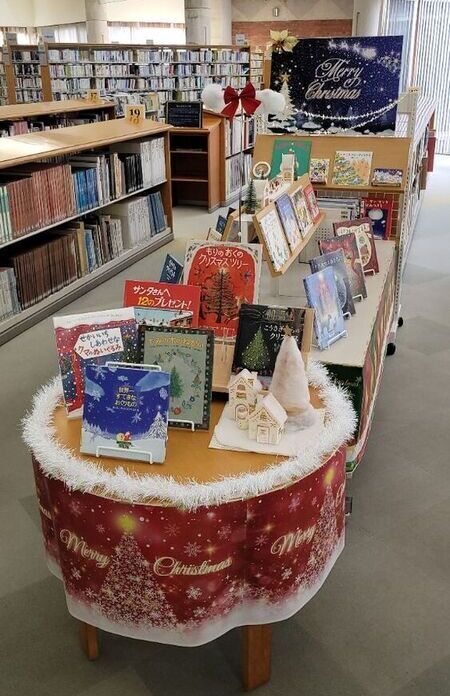 写真:クリスマスに関する図書の展示