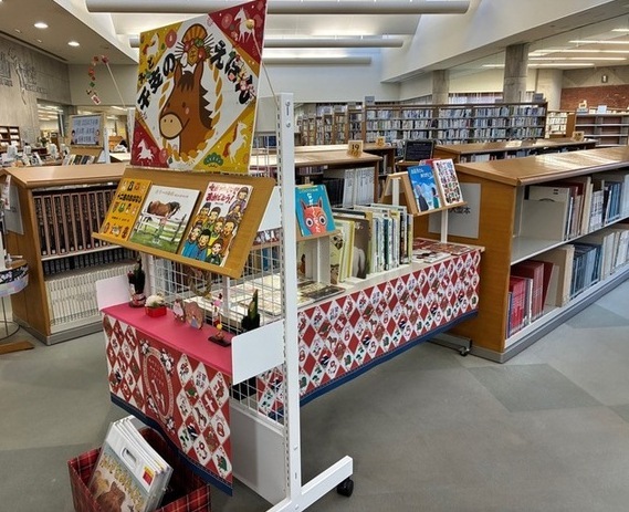 写真:お正月に関する図書の展示