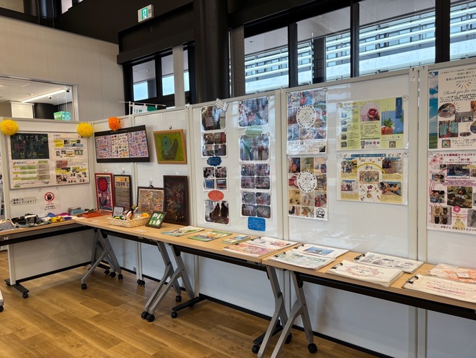 作品・パネルなどを展示している写真