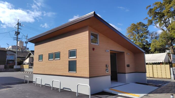 公衆トイレ全景写真