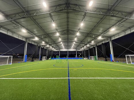 写真：屋根付グラウンド